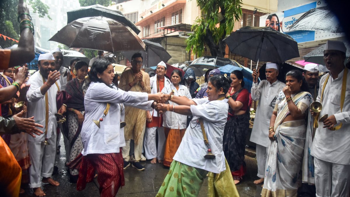 Doctors and devotees join Dindi pilgrimage in Mumbai