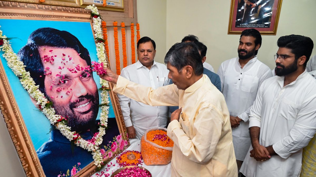 Pashupati Paras pays floral tribute to Ram Vilas Paswan on birth anniversary