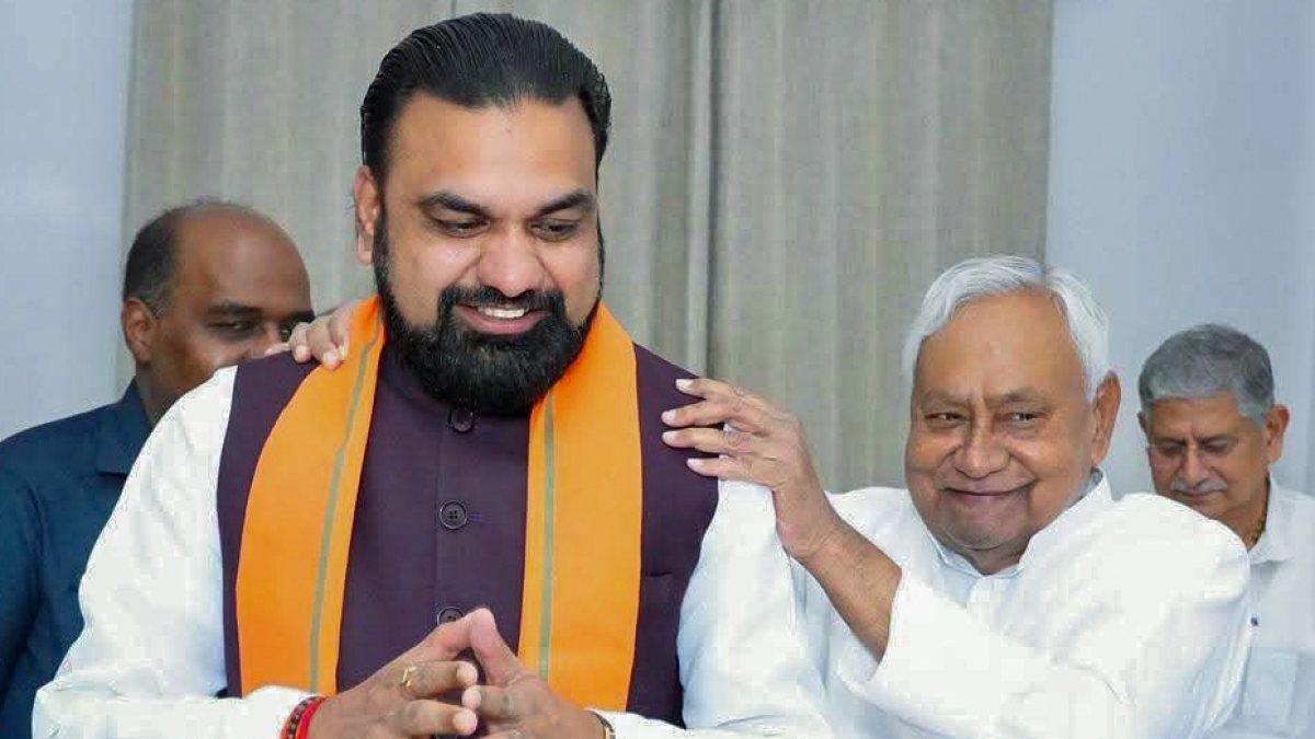 Bihar CM Samrat Choudhary meets former CM Nitish Kumar