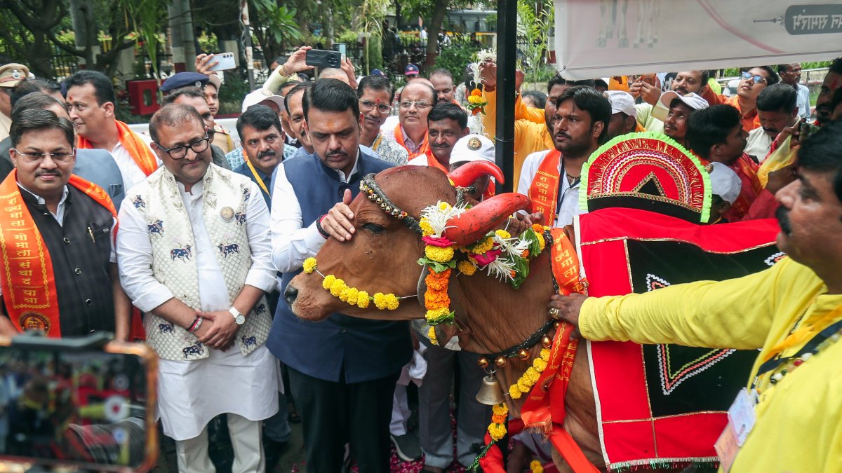 Maharashtra CM Fadnavis worships cow at Rajyamata Gomata Samvad Yatra