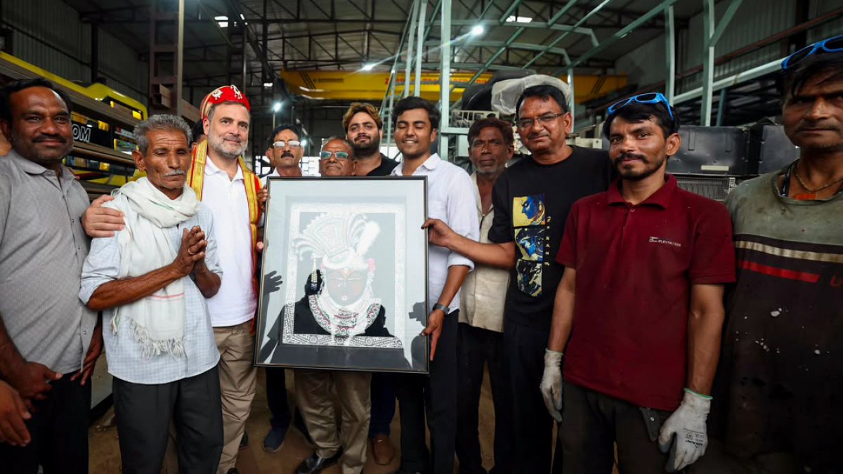 Rahul Gandhi clicks group photo with MSME workers in Jaipur