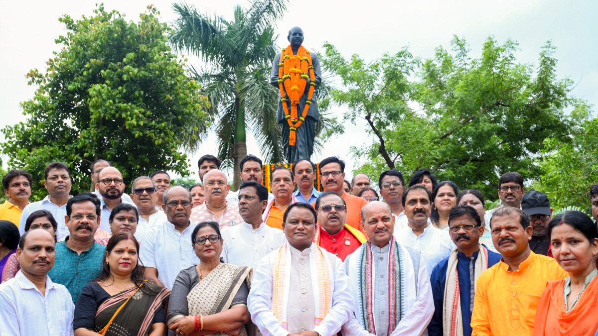 Odisha CM Majhi pays tribute at Shyama Prasad Mukherjee statue