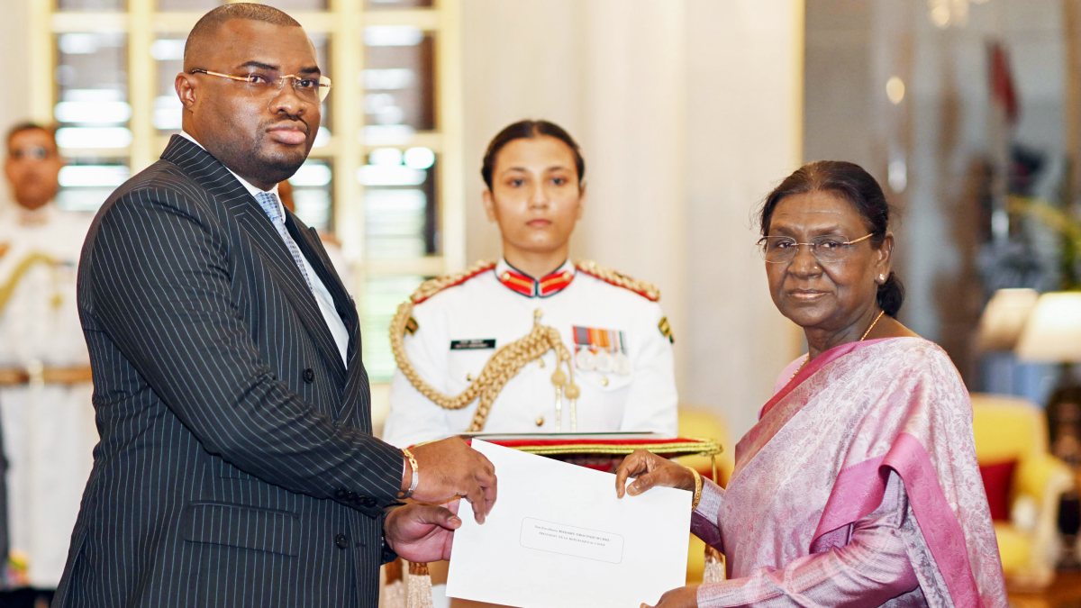 President Murmu receives Gabonese envoy's credentials