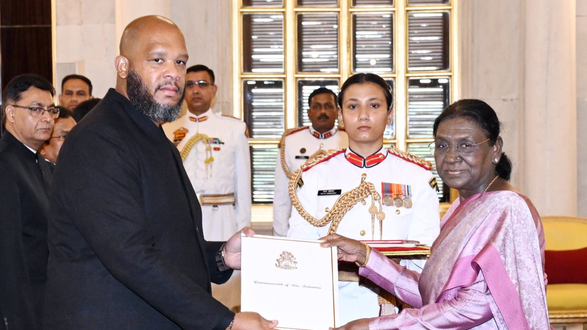 President Murmu receives Bahamas envoy credentials