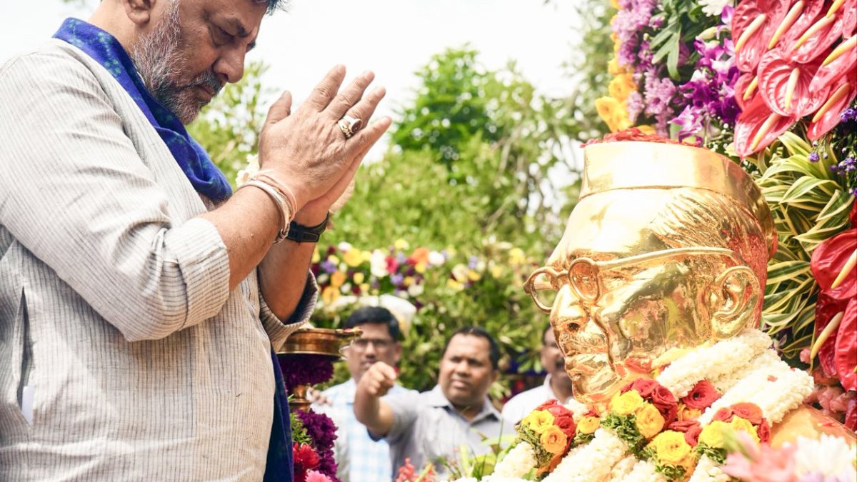 Karnataka Chief Minister DK Shivkumar pays floral tribute to freedom fighter…