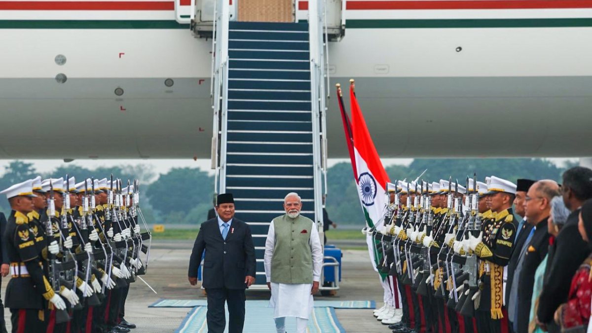 Pm modi gets ceremonial welcome from indonesian president in jakarta