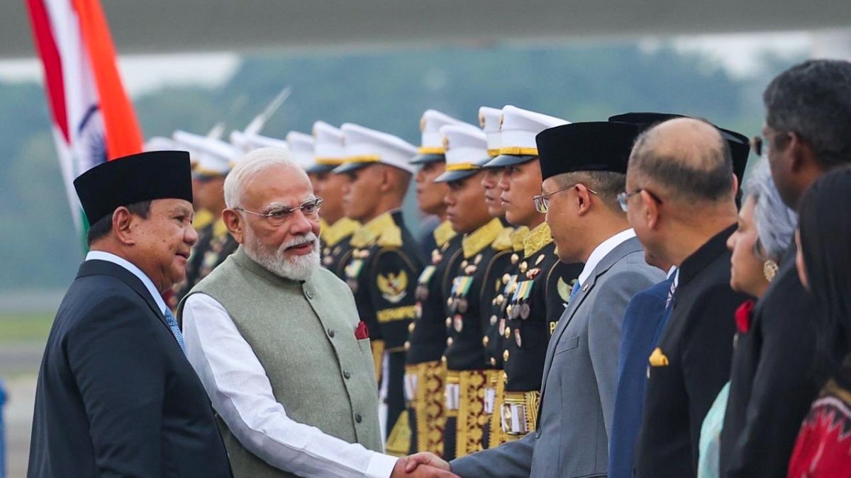 PM Modi receives ceremonial welcome in Jakarta