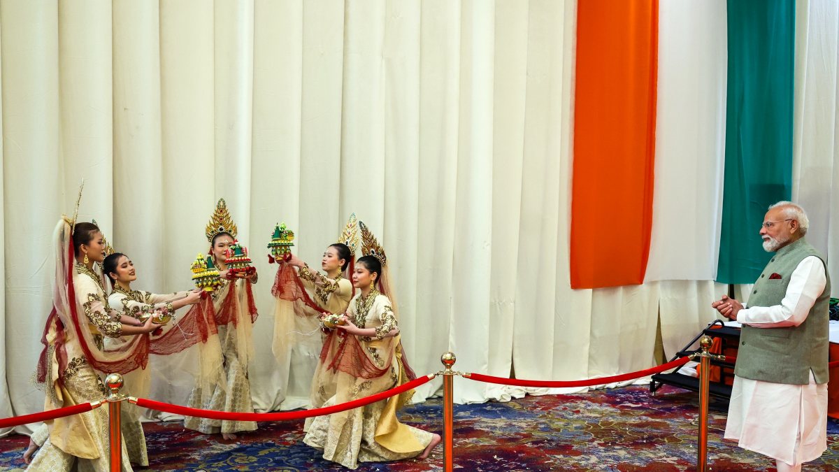 Modi witnesses cultural performance during Jakarta welcome