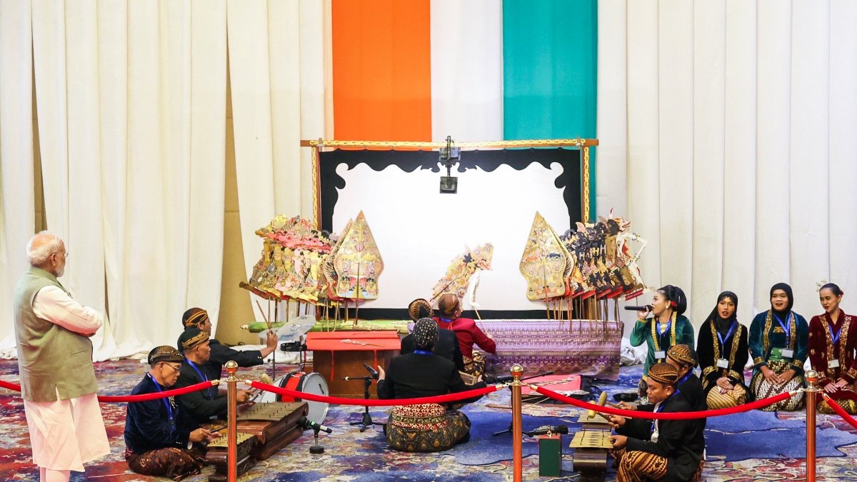 Pm modi welcomed with cultural performance in jakarta
