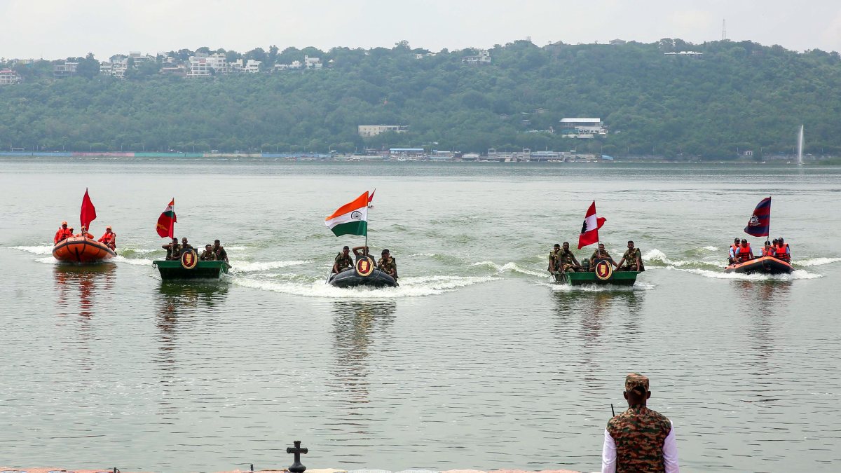Indian army, NDRF, SDERF conduct flood rescue mock drill in Bhopal
