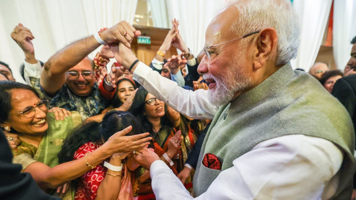 PM Modi greeted by Indian diaspora in Jakarta