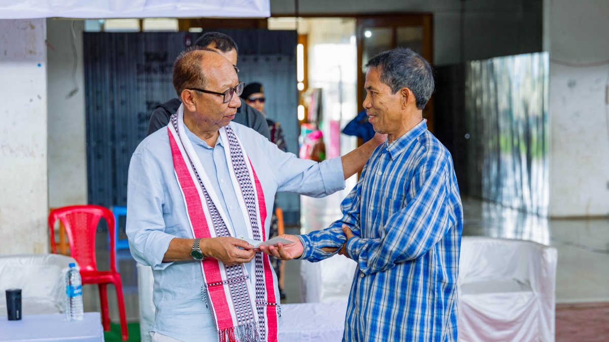 Manipur CM hands over financial aid to displaced patient at relief camp