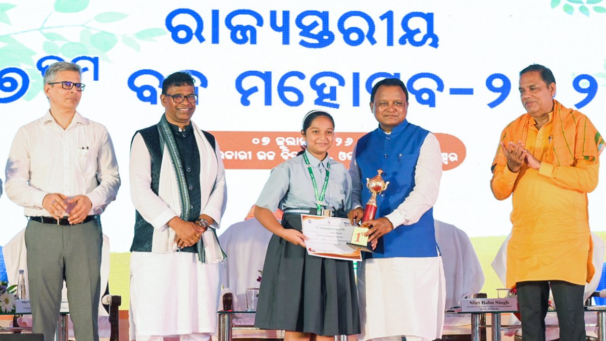 Odisha CM Majhi awards student at Vana Mahotsav event