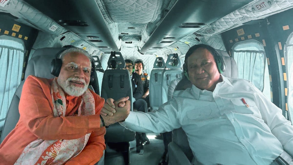 Modi and Indonesian President en route to Prambanan Temple
