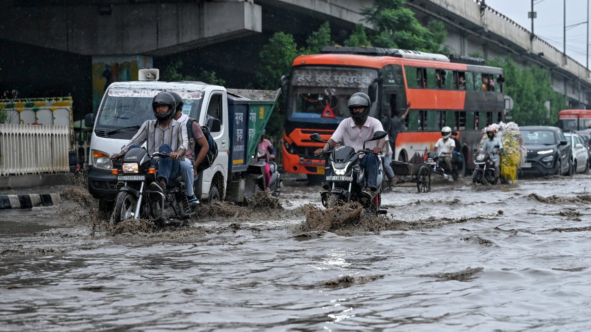 Commuters navigate waterlogged Gazipur road amid Delhi rain