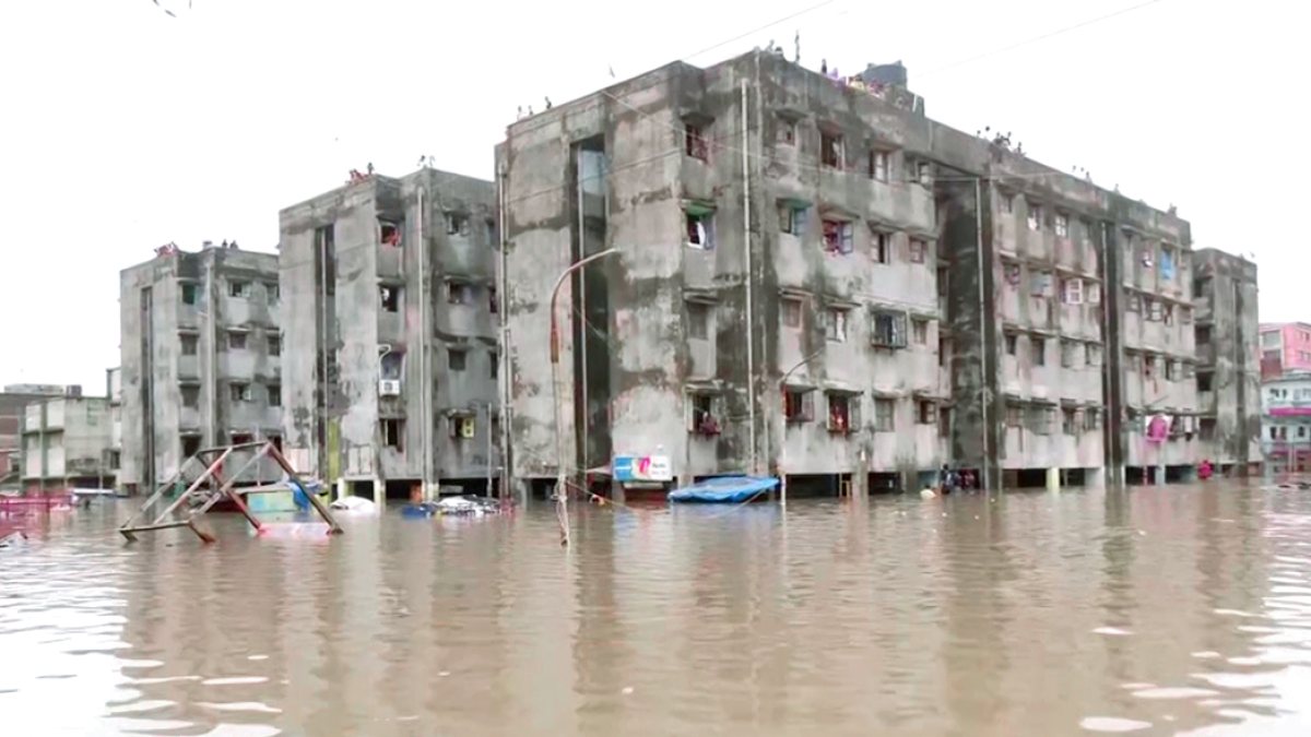 Heavy rain causes waterlogging on Surat road