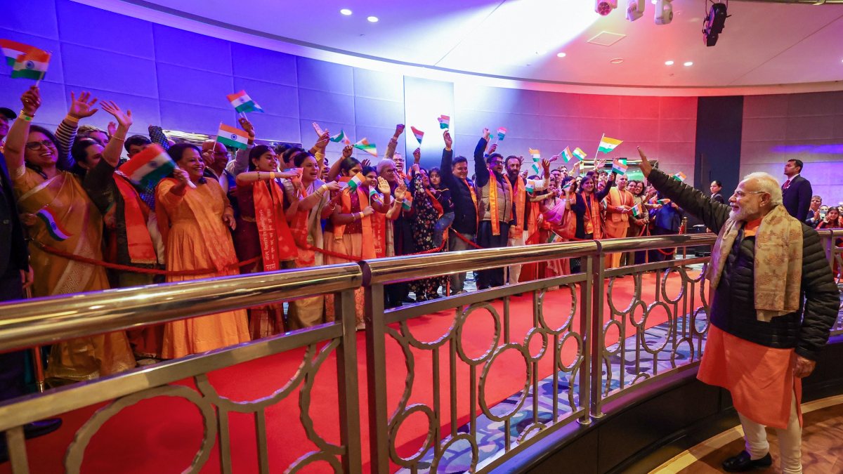 Modi gets warm welcome from Indian diaspora in Melbourne