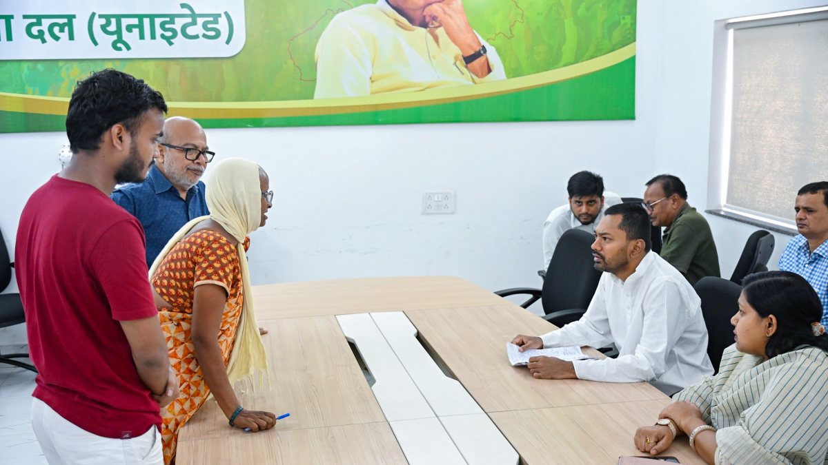 Bihar health minister listens to public grievances at Jansunwai