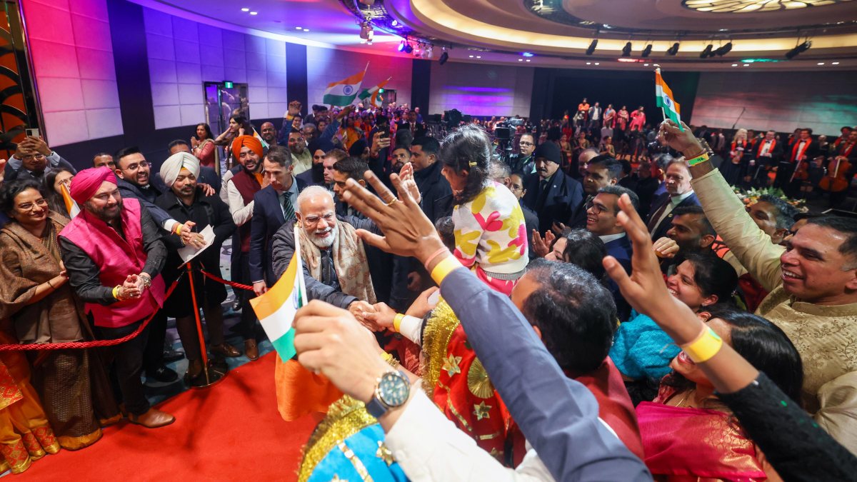 Modi receives warm welcome from Indian community in Melbourne