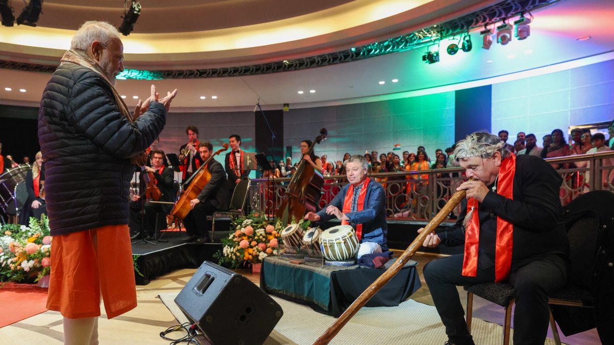 Modi welcomed by Indian diaspora in Melbourne