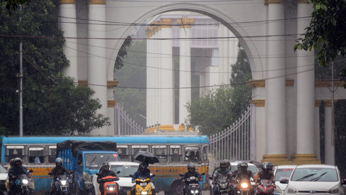 Heavy rain lashes Kolkata, vehicles ply on waterlogged roads