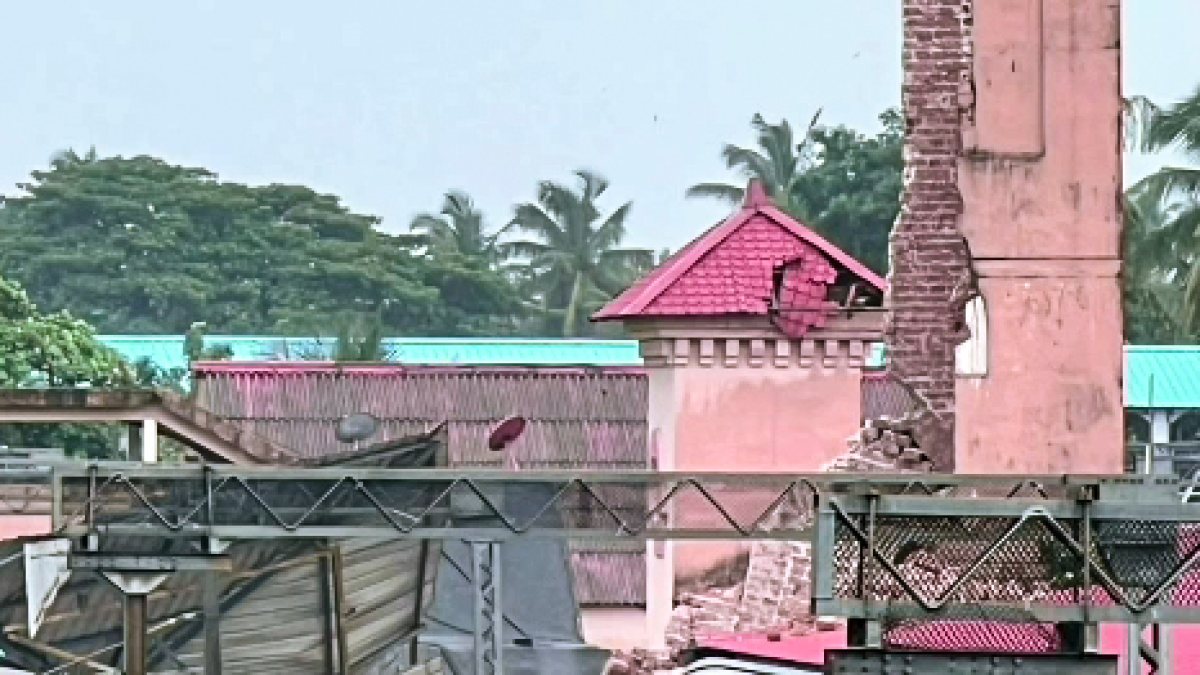 Clock tower collapses at Kozhikode Railway station