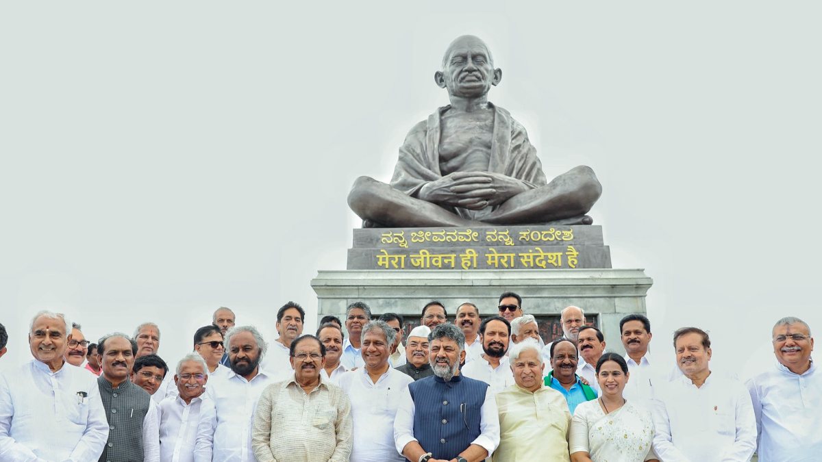 Karnataka CM Shivkumar, Deputy CM Parameshwara pose at Gandhi statue in Belgaum