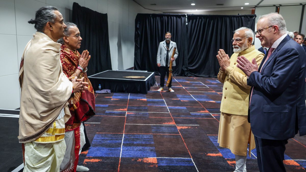 Modi and Albanese greeted by Indian priests at Melbourne community event