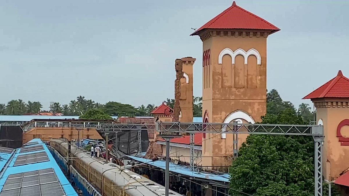 Clock tower portion collapses at Kozhikode railway station