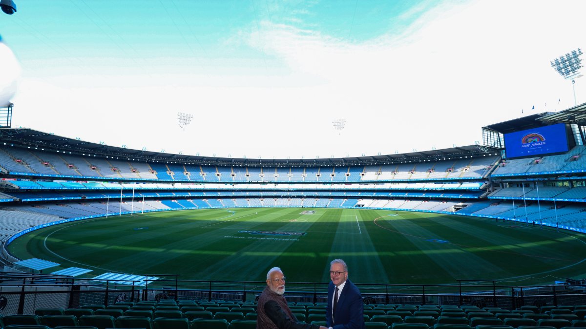 Modi and Albanese pose at Melbourne Cricket Ground