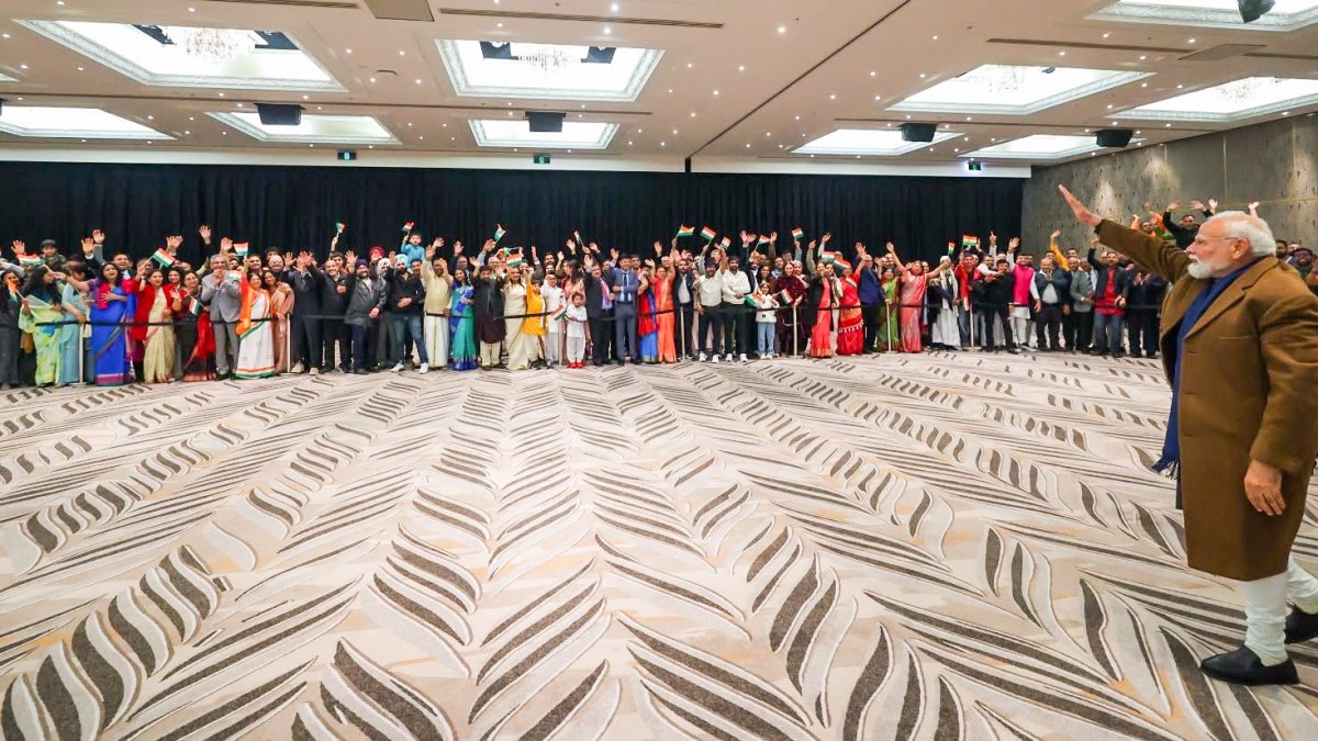 Modi waves to Indian diaspora at community welcome in Auckland