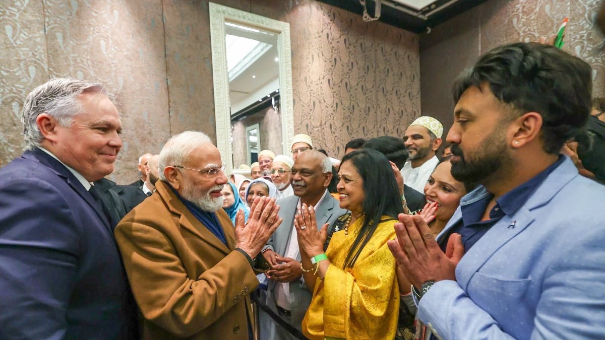 Modi welcomed by Indian diaspora in Auckland