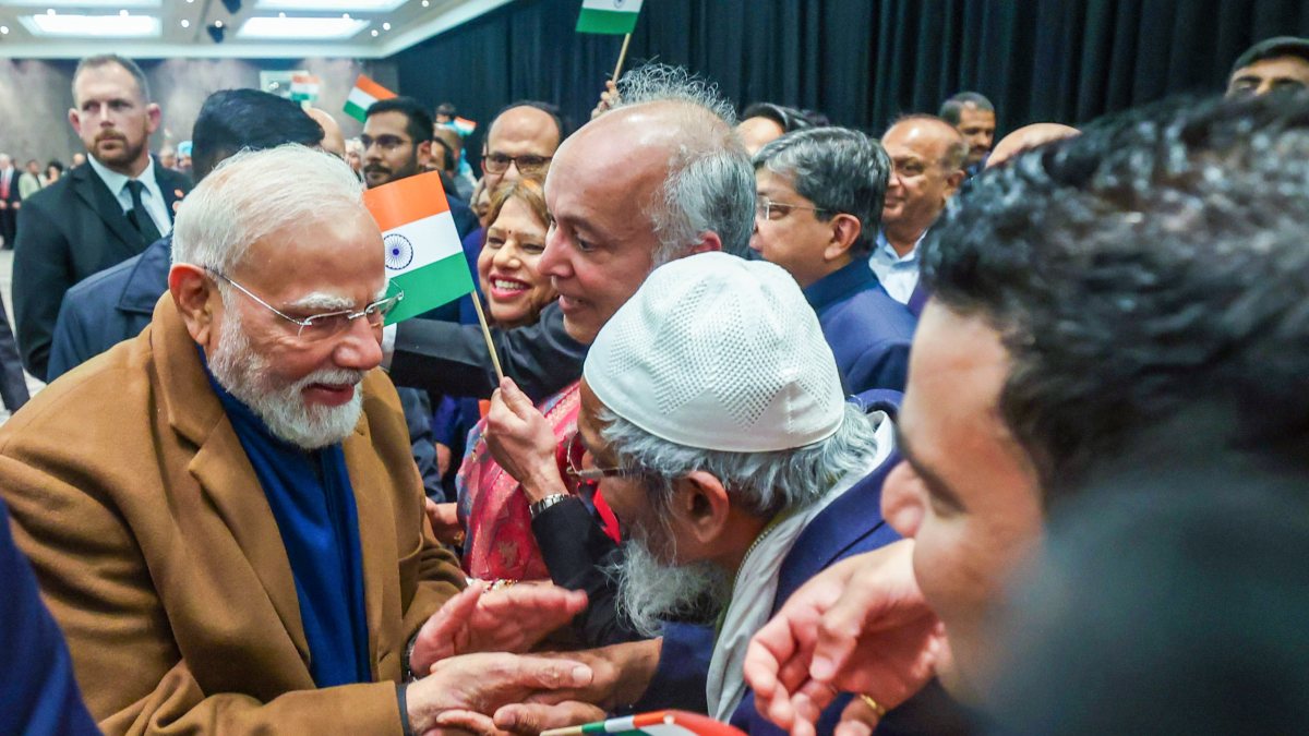 Modi gets warm welcome from Indian community in Auckland