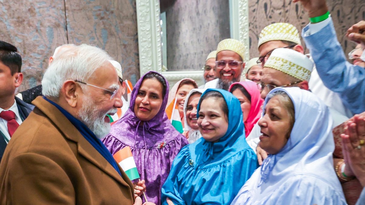 PM Modi greeted by Indian community in Auckland