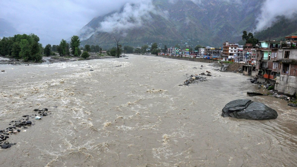 Beas river swells as heavy rain continues in Kullu