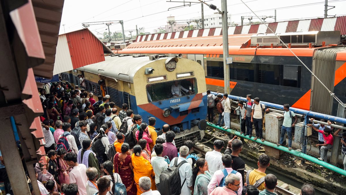 Heavy rush at Patna station after thieves steal 100m of OHE wire