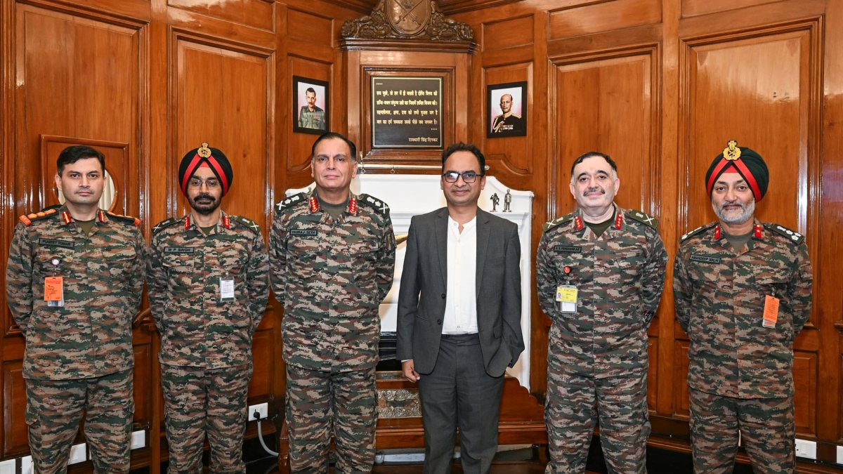 Army chief meets India's new charge d'affaires to Pakistan