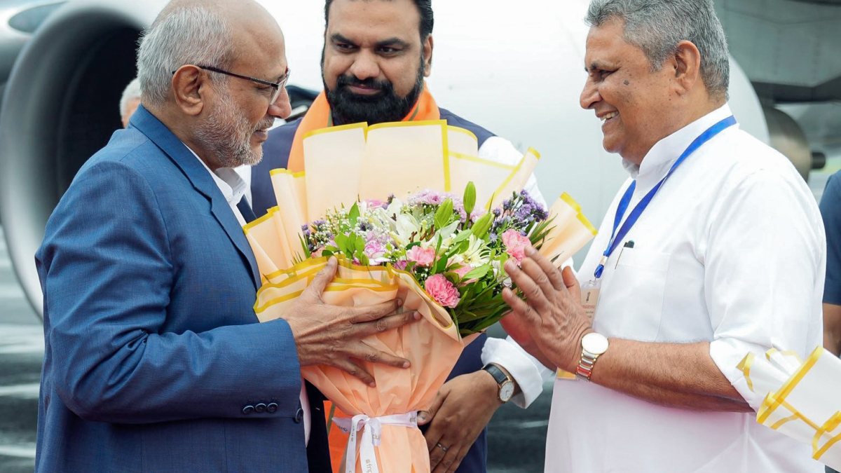 Vice President Radhakrishnan welcomed in Gaya by Bihar deputy CM