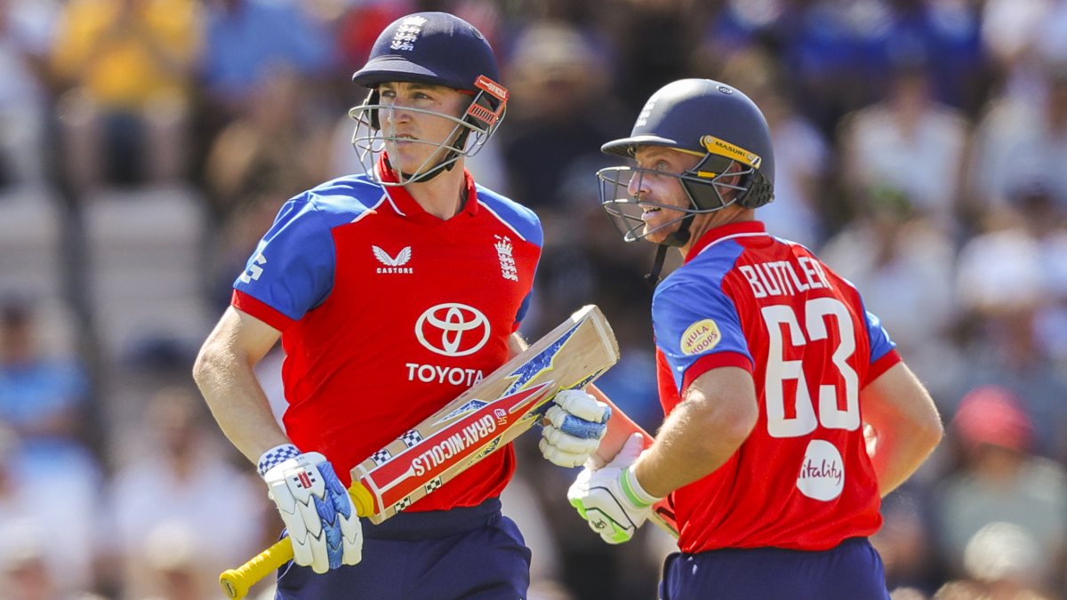 England’s Brook and Jacks run between wickets in 5th T20I