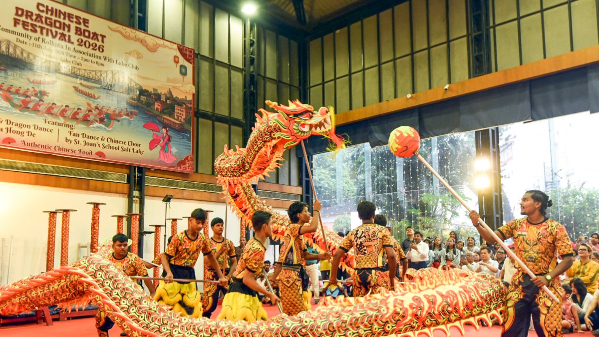 Artists perform dragon dance at Kolkata's Chinese Dragon Boat Festival