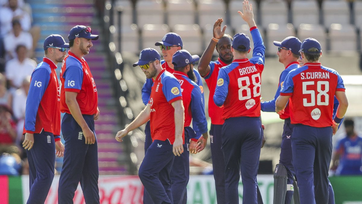 Jofra Archer and England celebrate Abhishek Sharma's wicket in 5th T20I