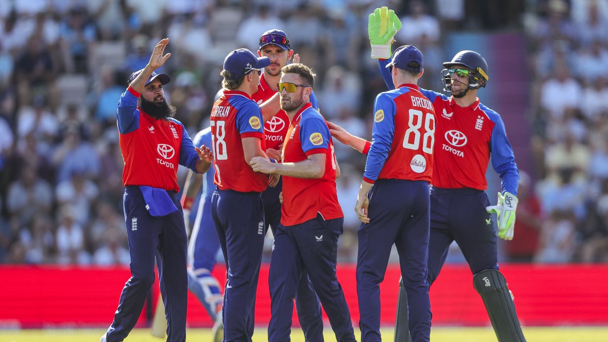 England celebrate Shreyas Iyer's wicket in 5th T20I
