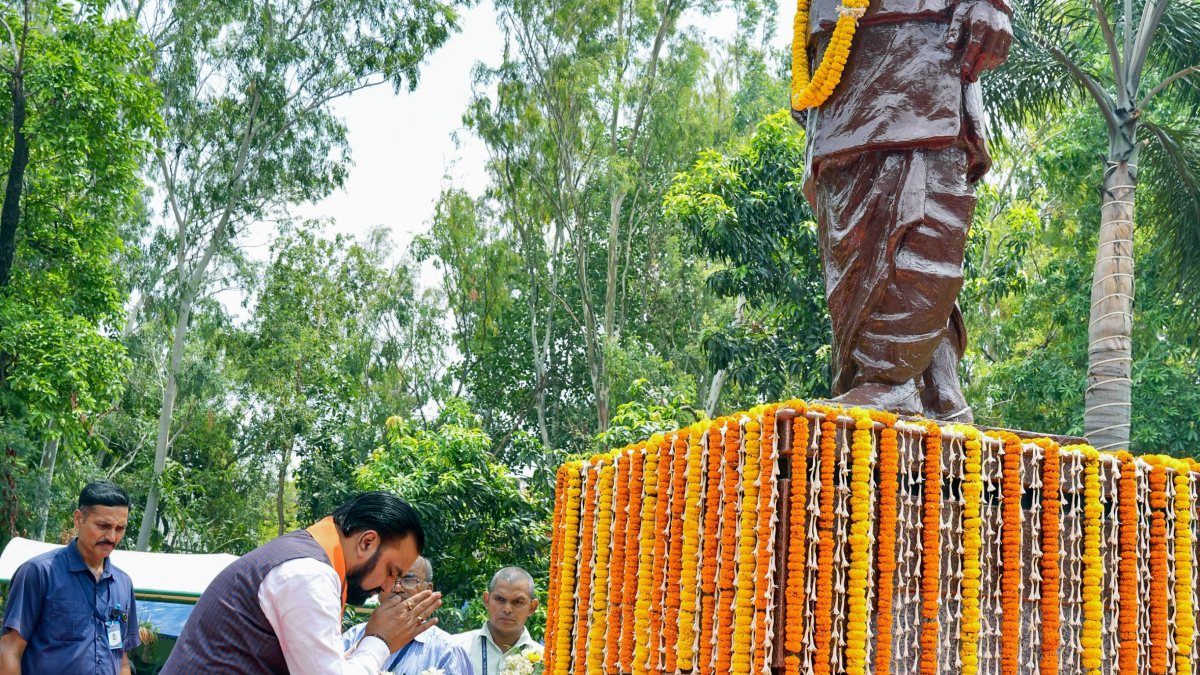 Bihar CM pays tribute to Satyendra Narayan Sinha on birth anniversary