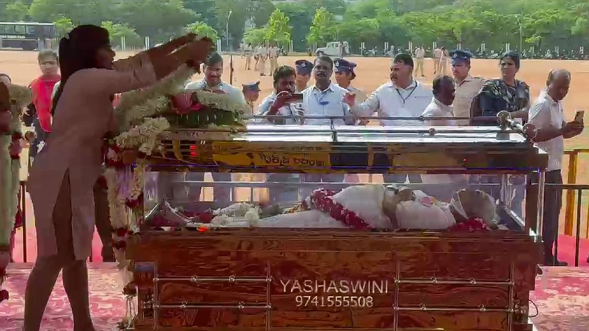Fans pay last respects to legendary singer S Janaki in Mysuru