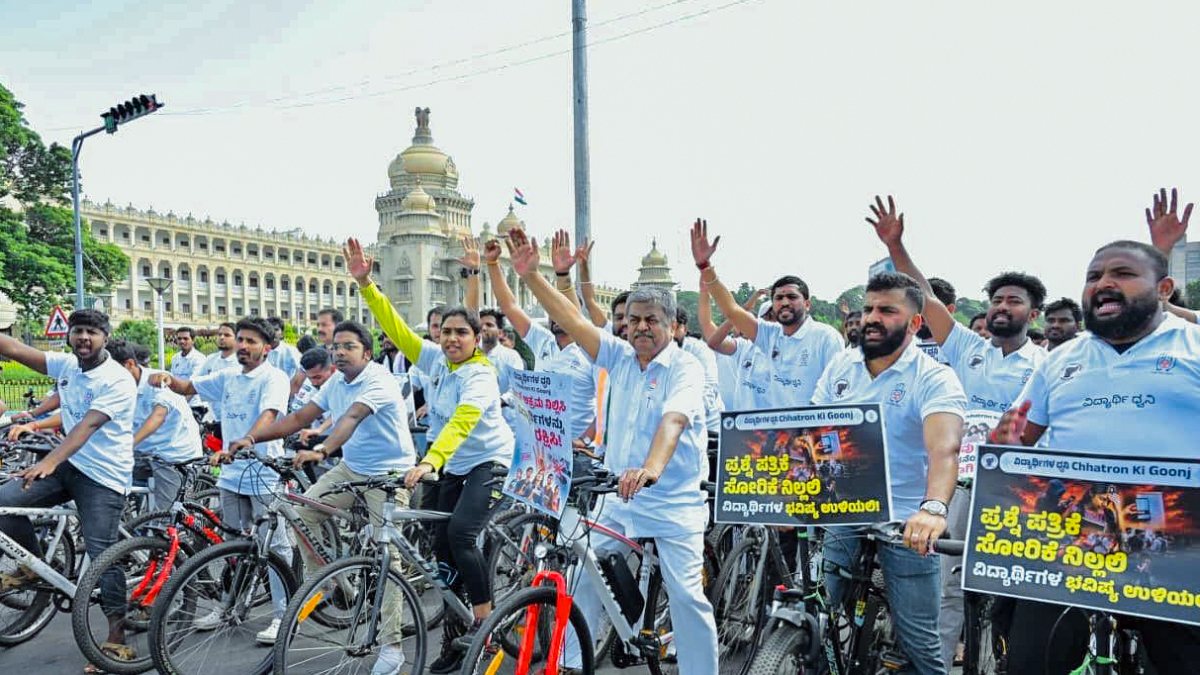 Karnataka Congress holds cycle jatha demanding Dharmendra Pradhan's resignation