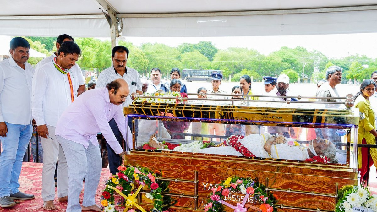 Karnataka minister pays tribute to singer S Janaki in Mysuru