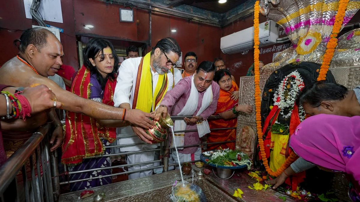 Prashant Kishor performs milk abhishek at Baba Harihar Nath Temple