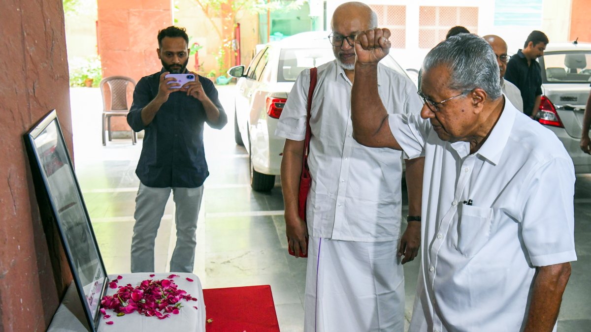 Pinarayi Vijayan pays tribute to Promode Dasgupta on birth anniversary