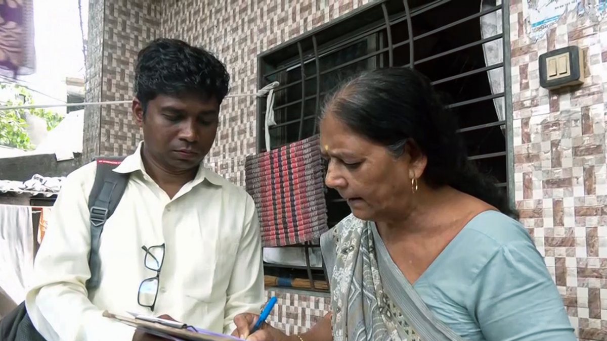 Official conducts survey for flood-affected in Surat