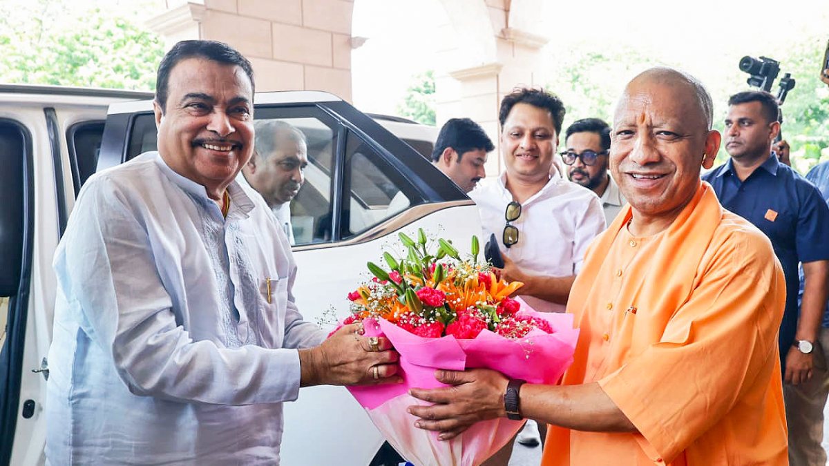 Yogi Adityanath presents bouquet to Nitin Gadkari in Lucknow